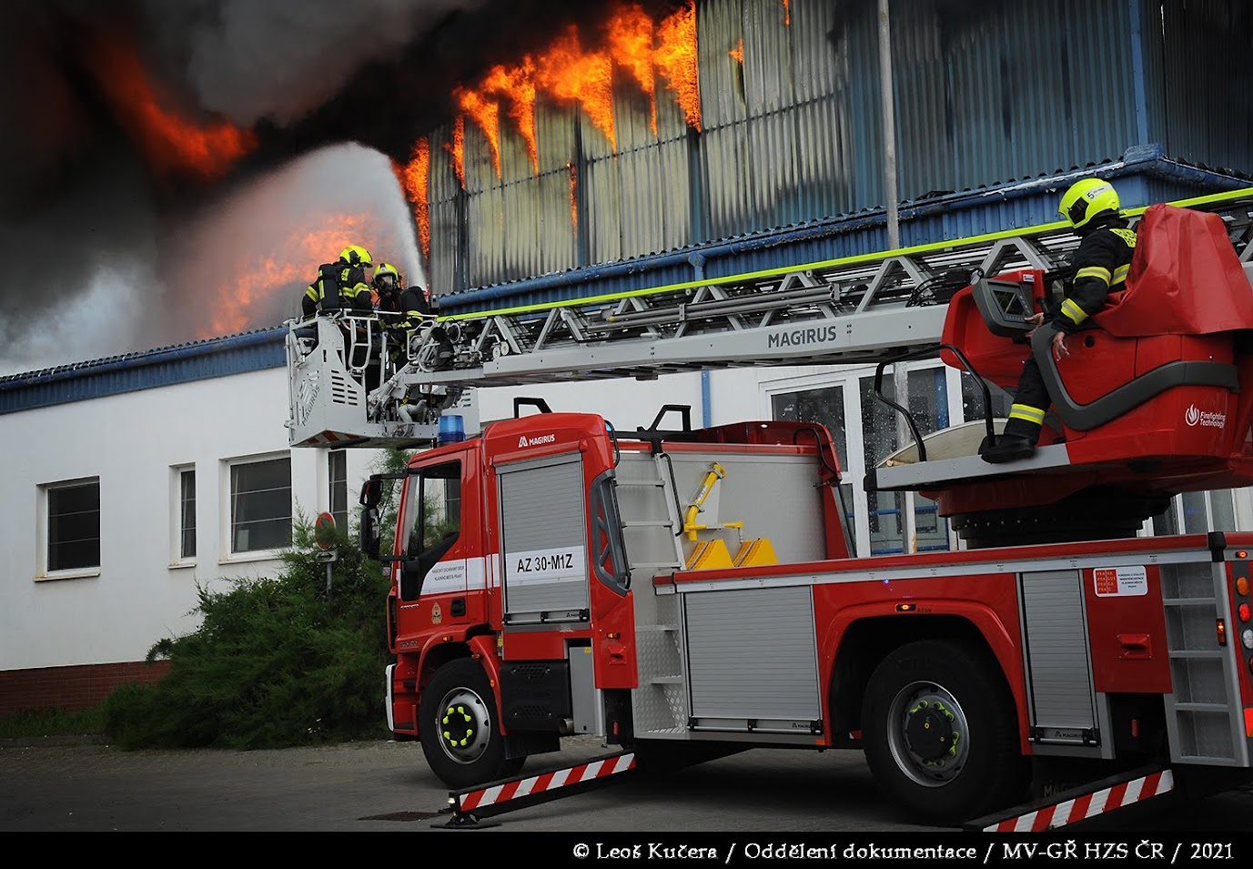 1_PHA_Požár haly v Uhříněvsi_hasiči se připravují na hašení z plošiny.JPG