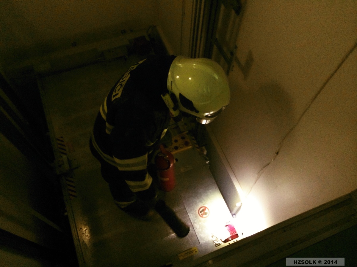 2 23-3-2014 zkrat elektroinstalace strojovna výtahu ZŠ Tomkova Olomouc (10).JPG