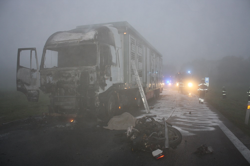 2 DN kamiónu a motorky s požárem, Holkov - 13. 10. 2014 (2).jpg