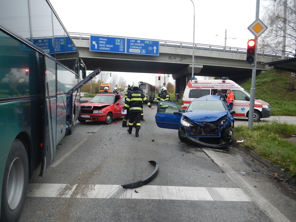2 Dopravní nehoda 3 OA a bus, České Budějovice - 10. 11. 2014 (5).JPG