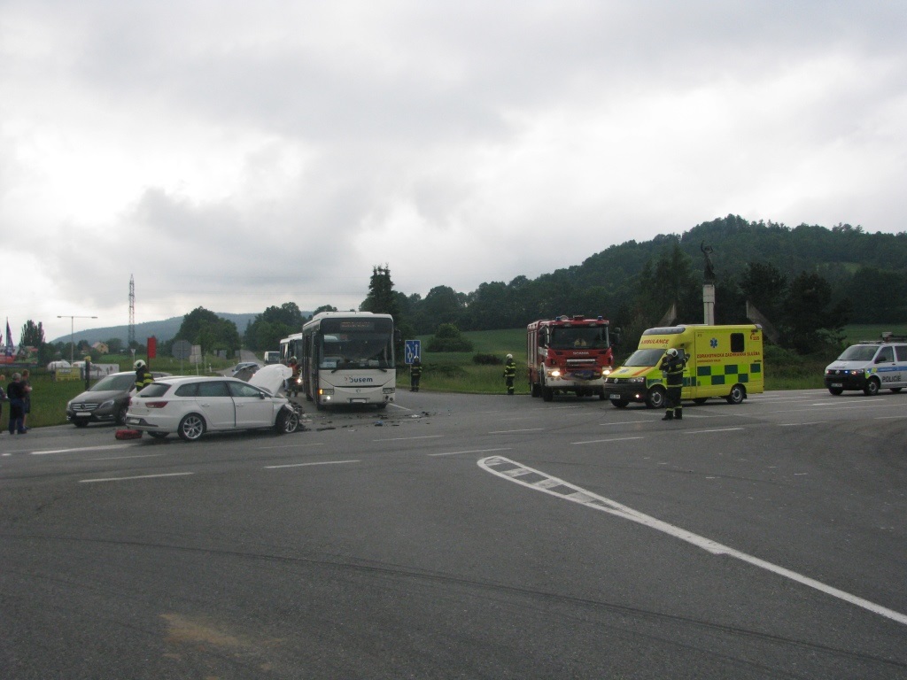2 Dopravní nehoda 3 OA a bus, Vitějovice - 1. 6. 2016 (2).JPG
