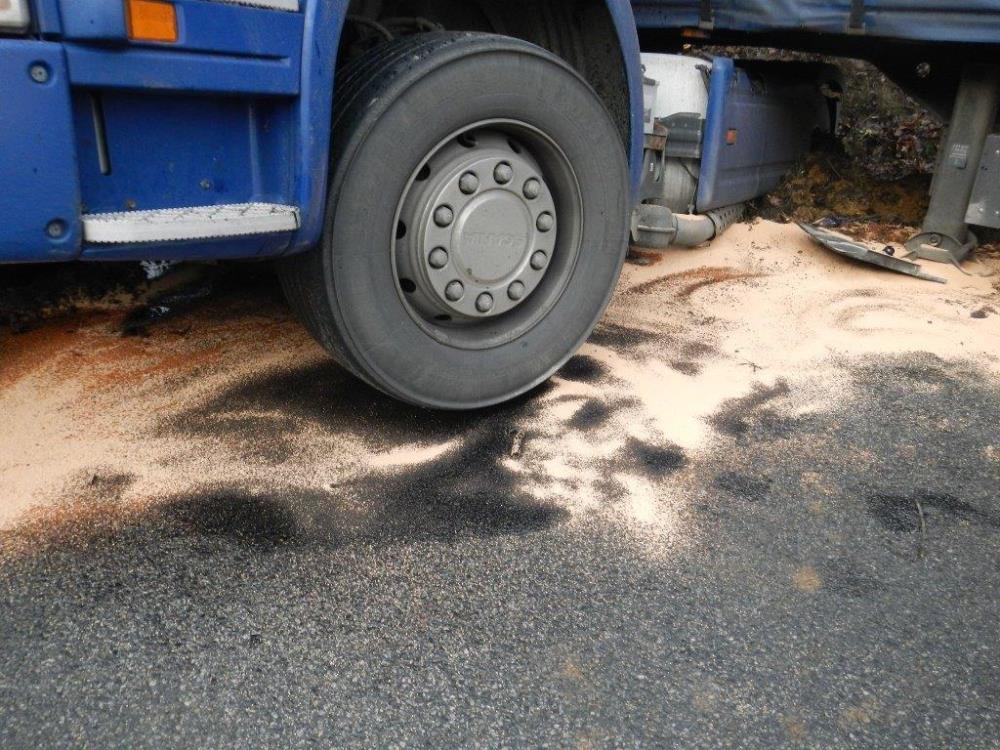 2 Dopravní nehoda OA a kamión, Na Klaudě - 18. 12. 2015 (5).jpg