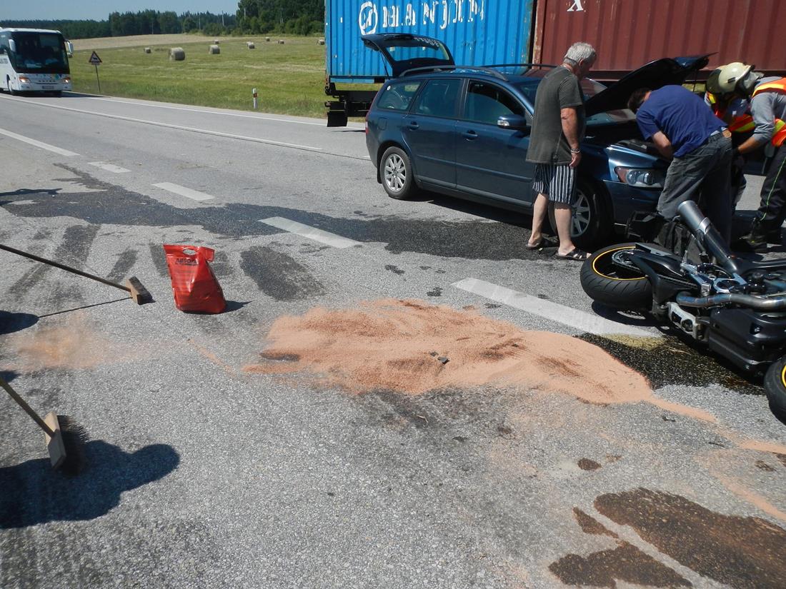 2 Dopravní nehoda OA a motorka, Suchdol - 3. 7. 2015 (3).JPG