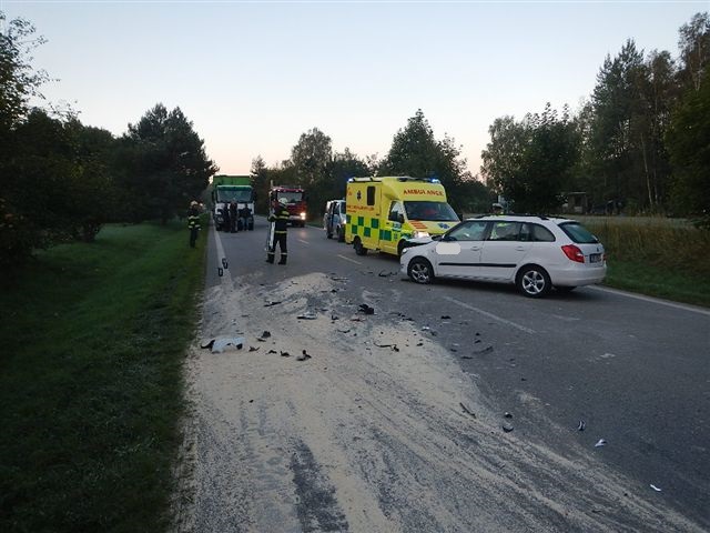 2 Dopravní nehoda OA a traktoru, Jarošov nad Nežárkou - 30. 9. 2015 (4).jpg