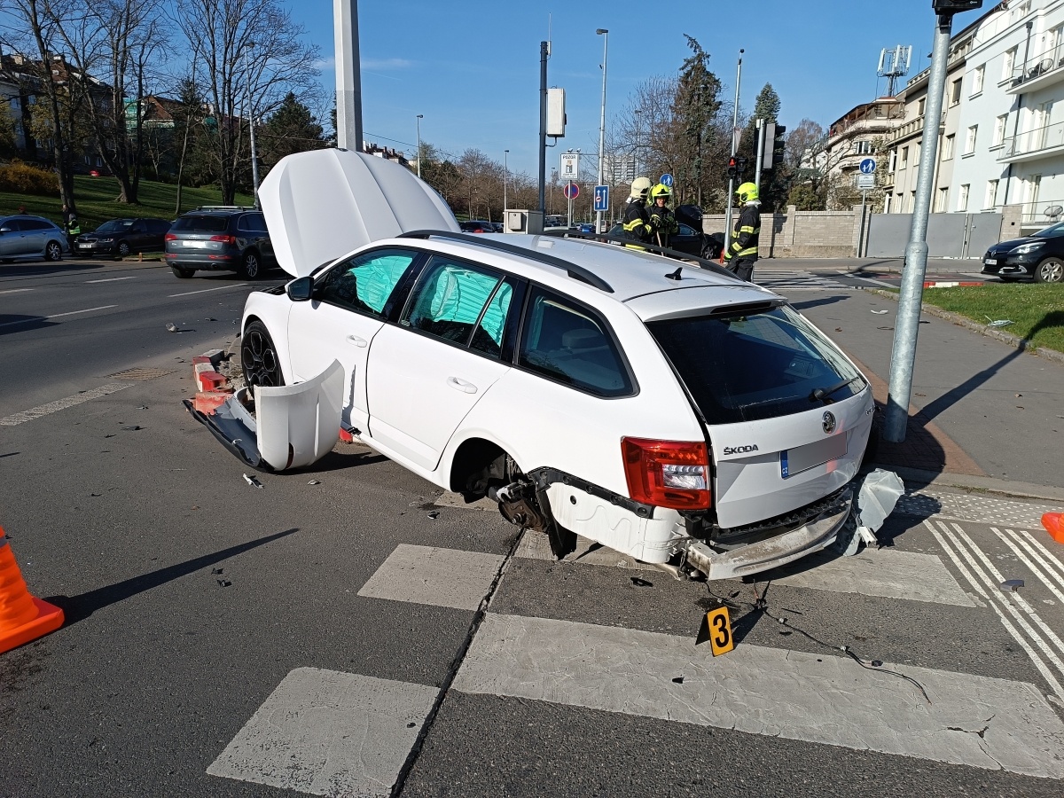 2 Dopravní nehoda dvou osobních automobilů