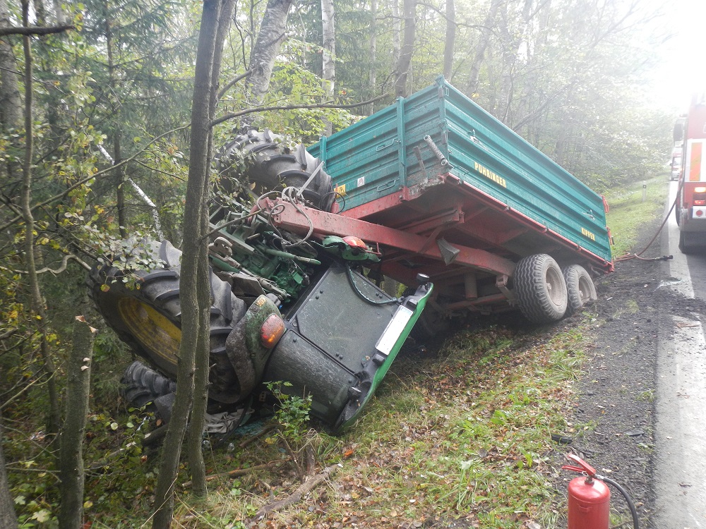 2 Dopravní nehoda traktoru, Loučovice - 30. 9. 2014 (2).jpg
