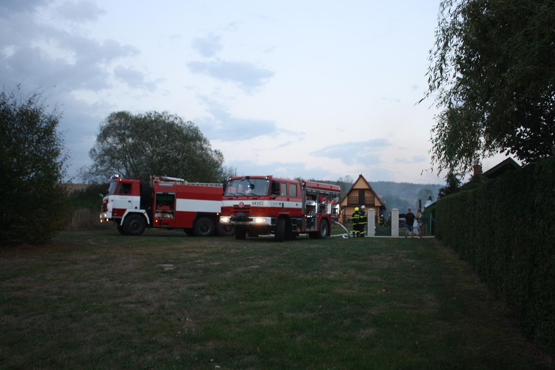 2 Požár chatky, Opatovice - 1. 9. 2015 (4).JPG