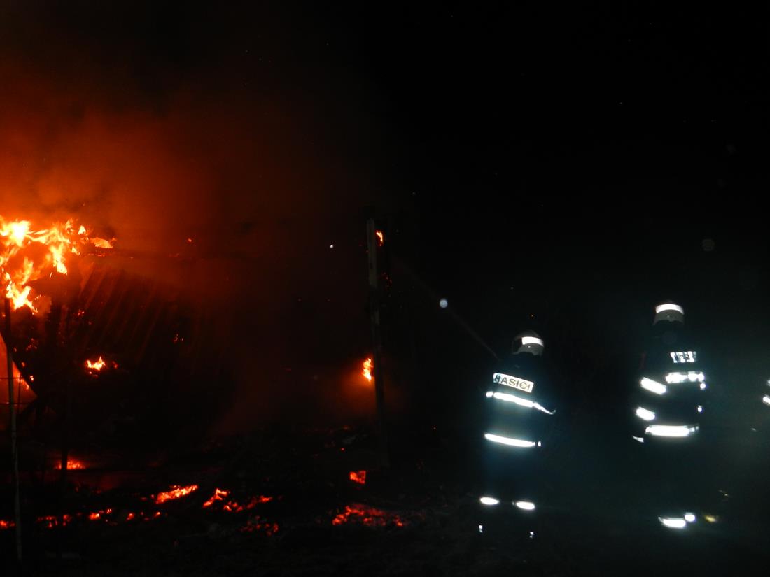 2 Požár chatky, Opatovice - 1. 9. 2015 (8).JPG