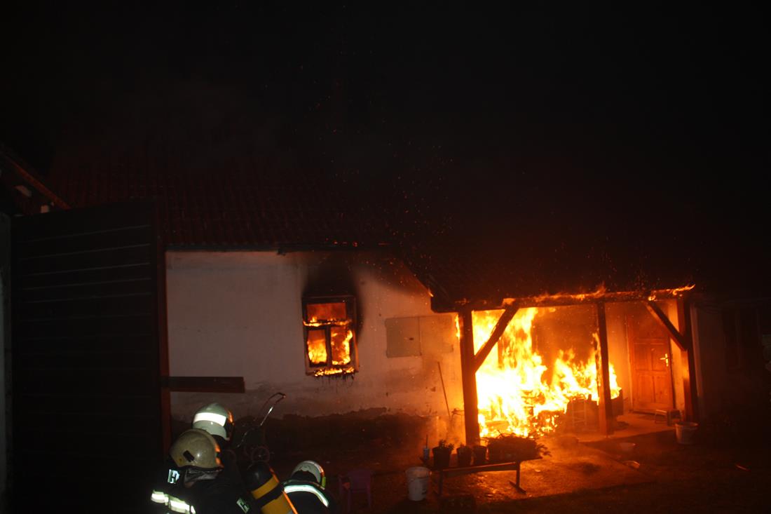 2 Požár domu, Straňany - 10. 12. 2015 (2).JPG