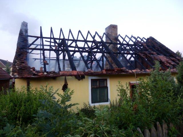 2 Požár rodinného domu, Dešná - 2. 7. 2015 (4).jpg