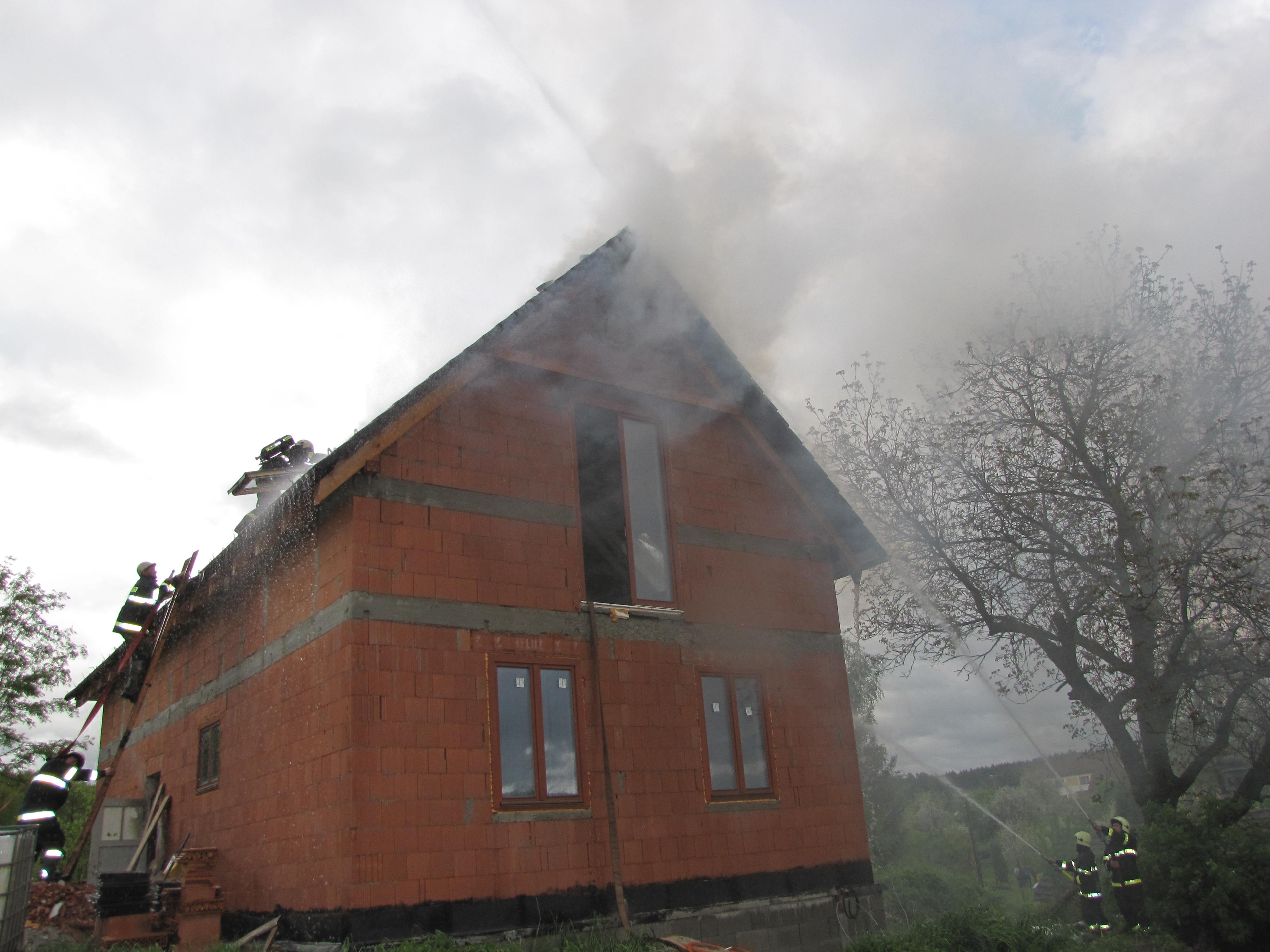 2 Požár rodinného domu, Malče (1).JPG