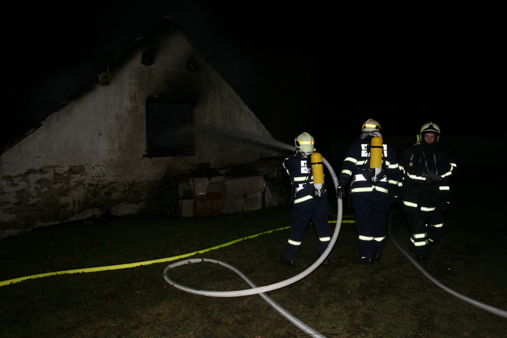 2 Požár stodoly, Dolní Lhota - 26. 12. 2013 (6).JPG