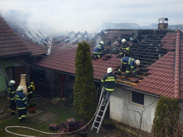 2 Požár střechy, Újezdec - 2. 3. 2016 (4).jpg
