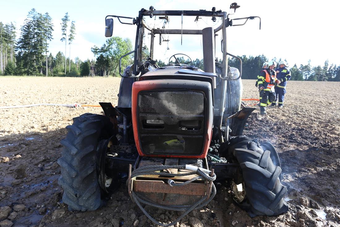 2 Požár traktoru, Chrbonín - 28. 9. 2015 (4).JPG