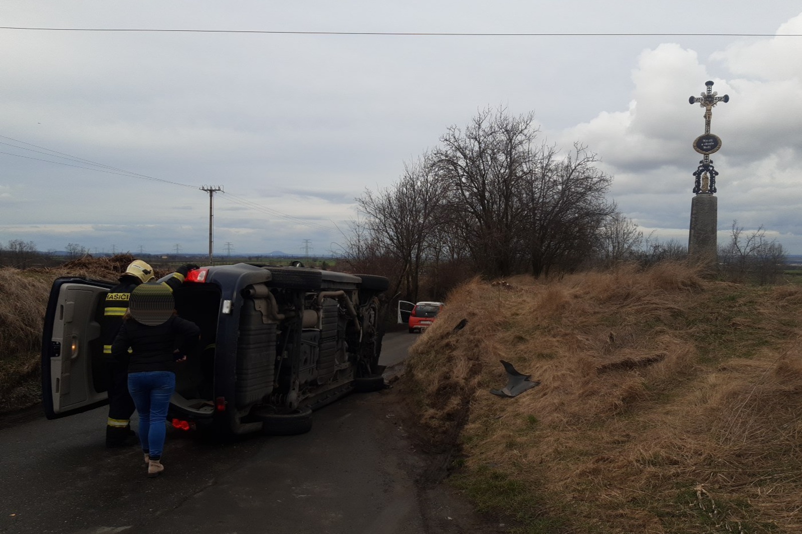 200224-Dopravní nehoda osobního automobilu mezi obcemi Dřevice a Popovice nedaleko Brandýsa nad Labem.jpg