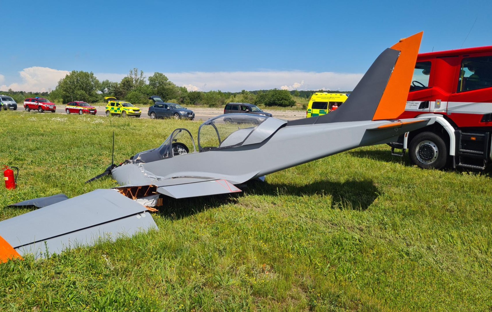 200524-Havárie malého jednomotorového letadla na letišti Boží Dar v Milovicích na Nymbursku.jpg