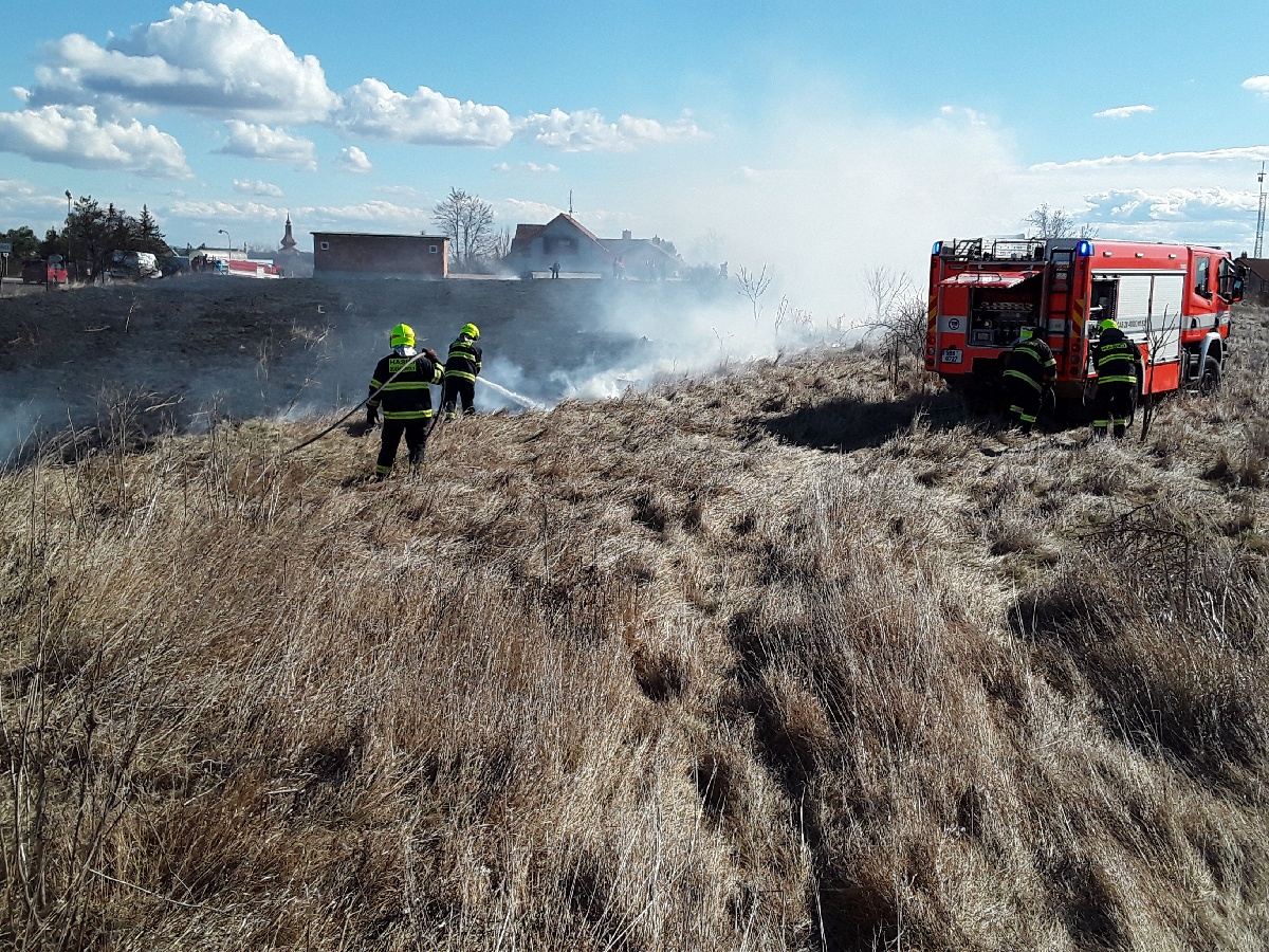 2022-02-25-Požár trávy a přístřešku Tasovice ZN/Požár Tasovice (1).jpg