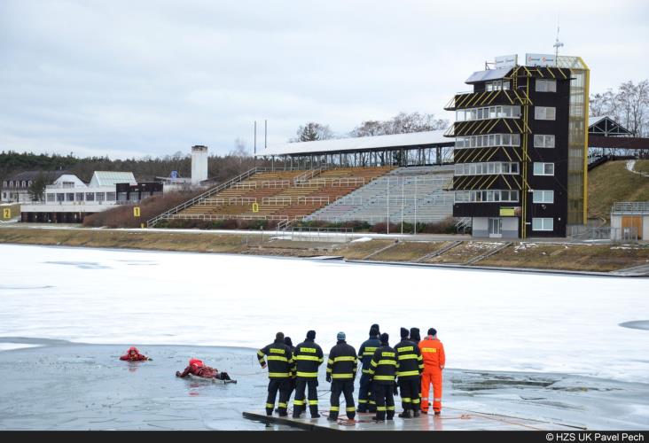 21. Výcvik na ledu Račice veslařský kanál 2015.JPG