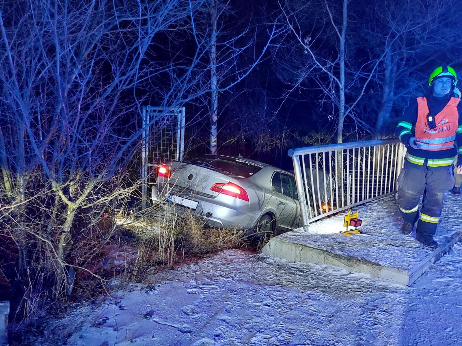 210124Havárie osoobního vozidla u nadjezdu plzeňské dálnice D5 k průmyslové zóně u obce Rudná.jpg