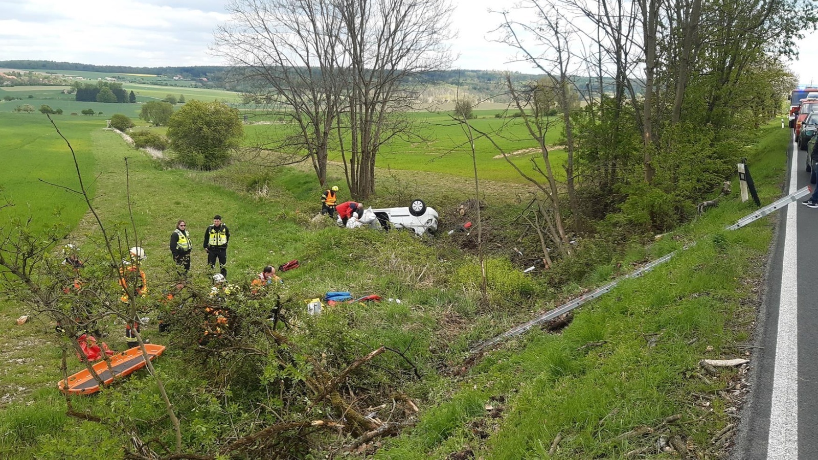 210424-Dopravní nehoda osobního automobilu na silnici č. 116 nedaleko obce Běleč na Kladensku.jpg