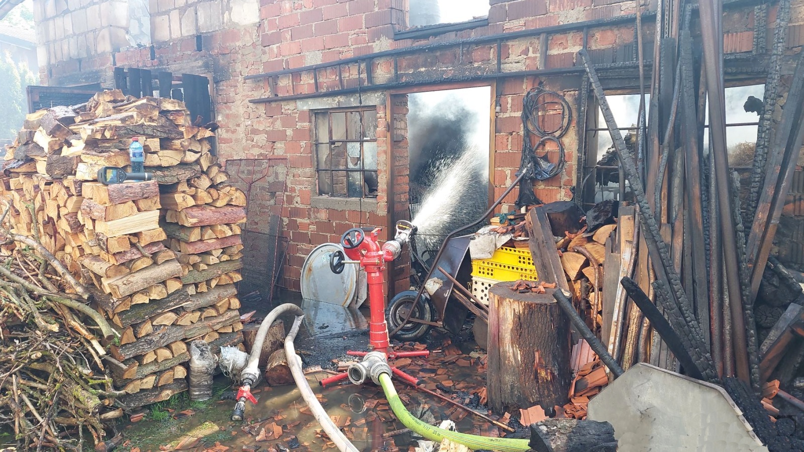 210524-Ochlazování tlakových lahví při požáru dílny a garáže u rodinného domu v obci Mstětice na Benešovsku.jpg