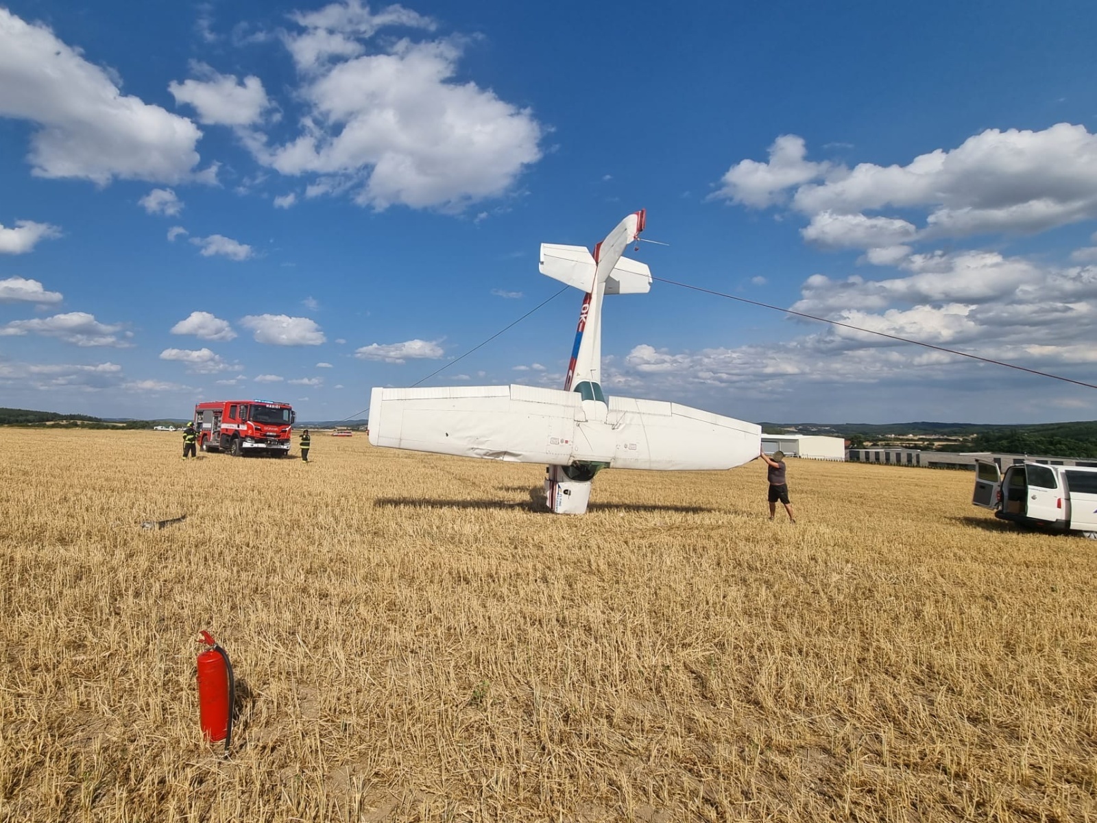 217-Převracení malého letadla po havárii na letišti v Dlouhé Lhotě u Příbrami.jpg