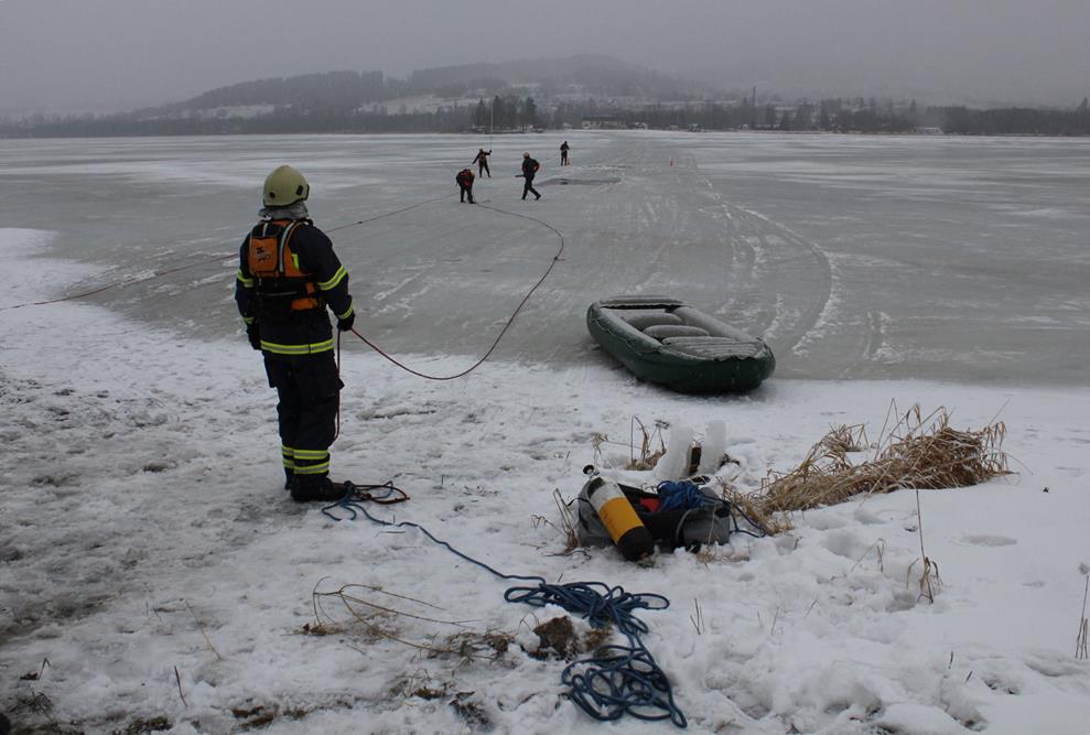 22 Auto pod ledem, Bližší Lhota - 24. 2. 2015 (22).JPG