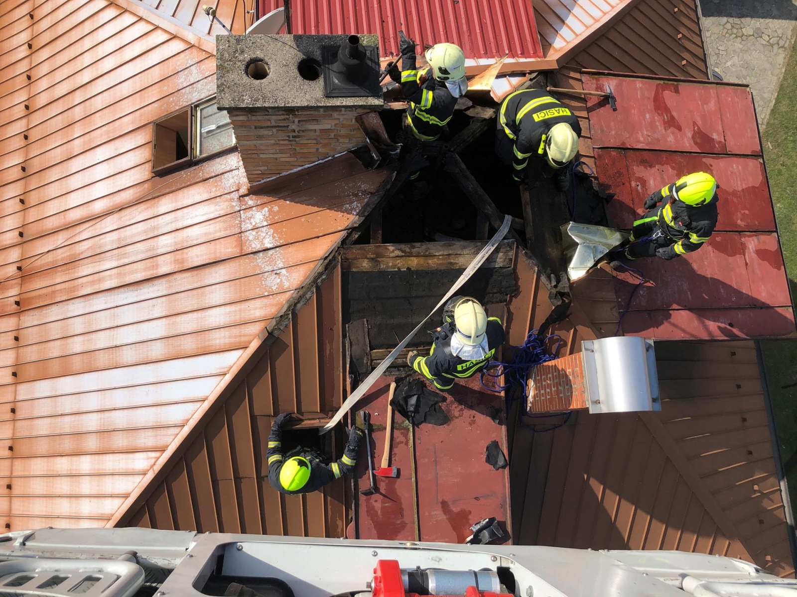 220324-Likvidace požáru střechy rodinného domu od vadného komína v Čerčanech na Benešovsku.jpg