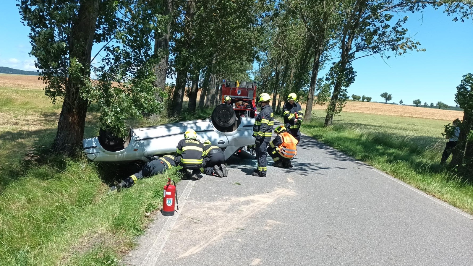 220624-Havárie osobního automobilu mezi Rožmitálem pod Třemšínem a obcí Nesvačily na Příbramsku.jpg