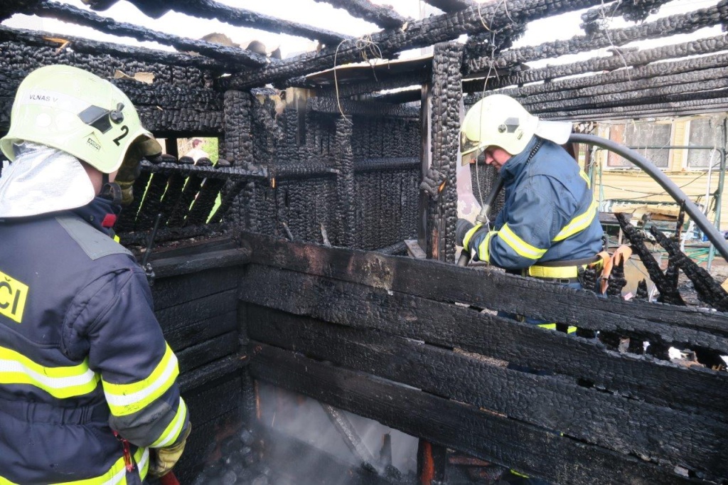 22_4_2018 požár krbu, pergoly a přístřešku Hořehledy  (2).jpg