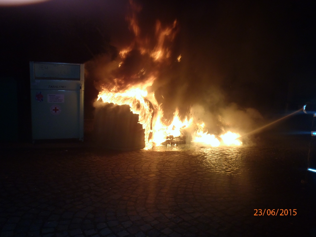 23.6.2015 Požár plastových odpadních zvonů Sušice.JPG