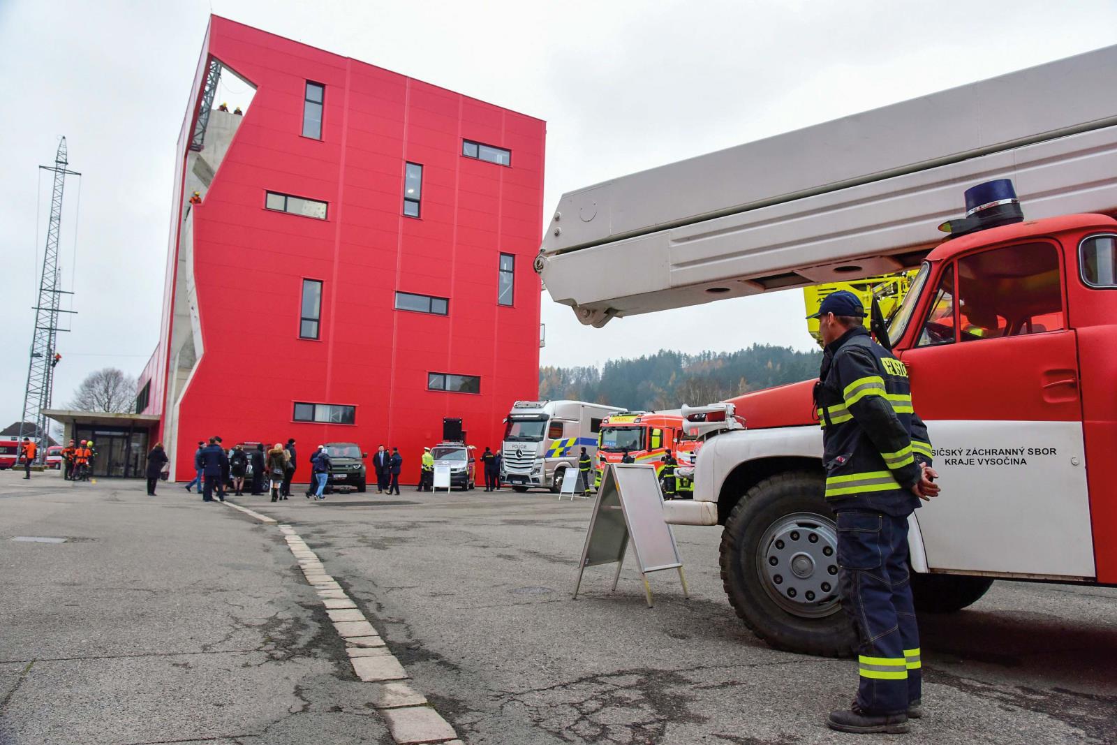 Učiliště požární ochrany ve Velkém Poříčí, jehož součástí je i lezecký polygon, který byl financován z Evropské unie prostřednictvím IROP