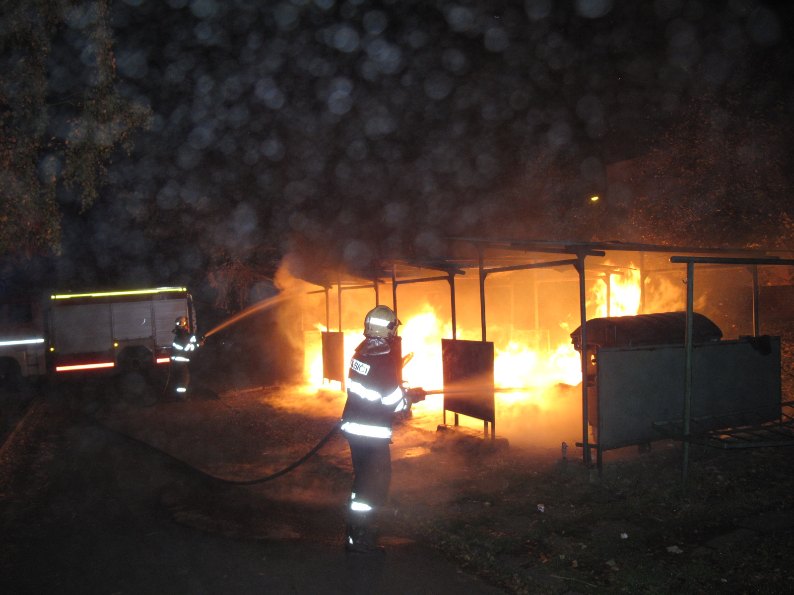 24.10.2015 požár kontejnery Plzeň.JPG