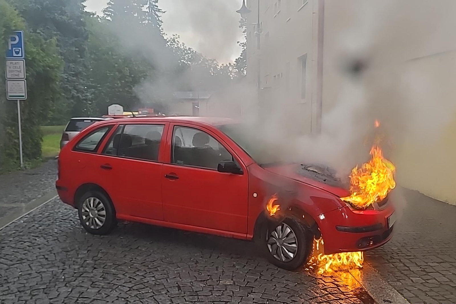 240524-Požár osobního automobilu po technické závadě v historickém centru Nymburka.jpg