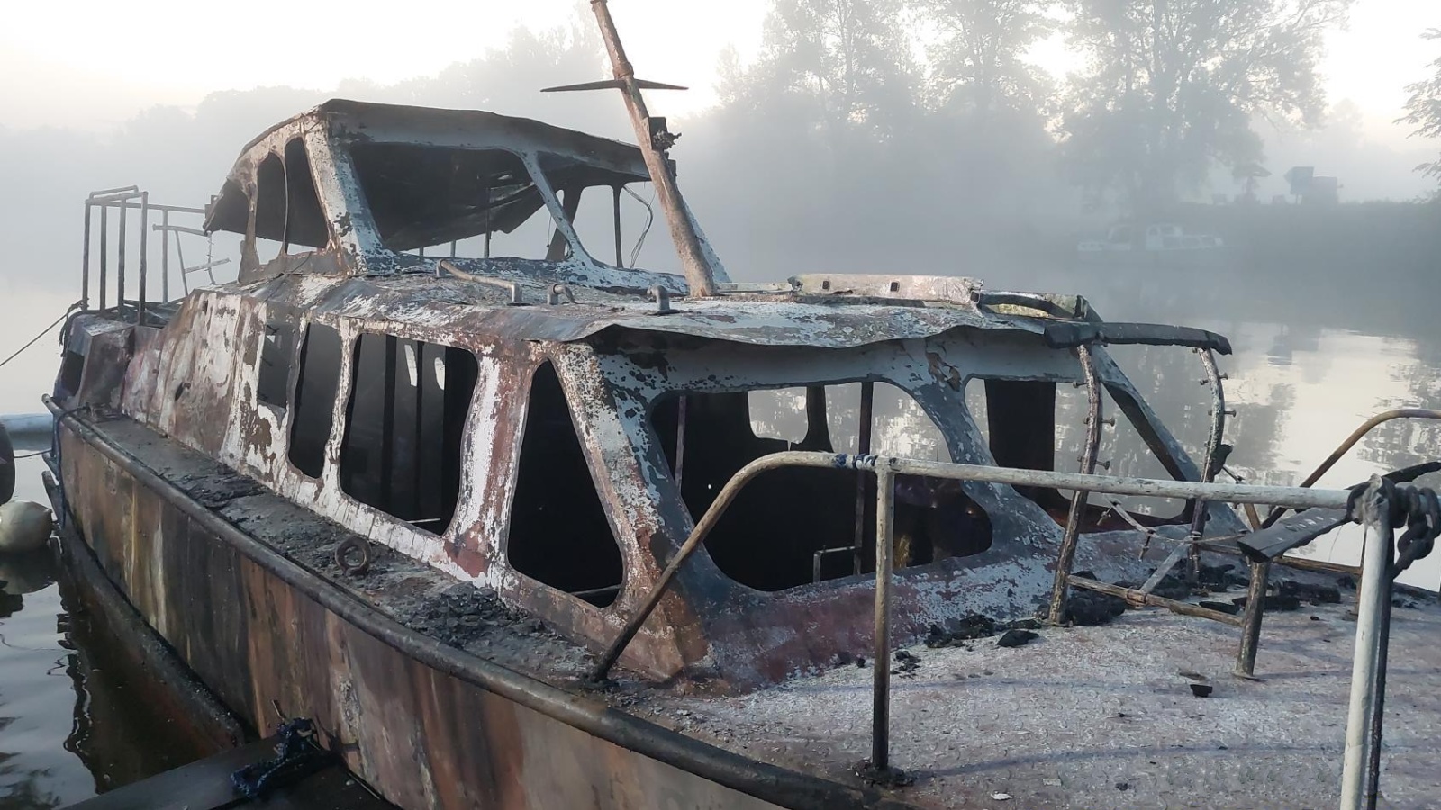 250524-Požár obytné lodi v kotvišti na Labi u přívozu Oseček na Nymbursku.jpg