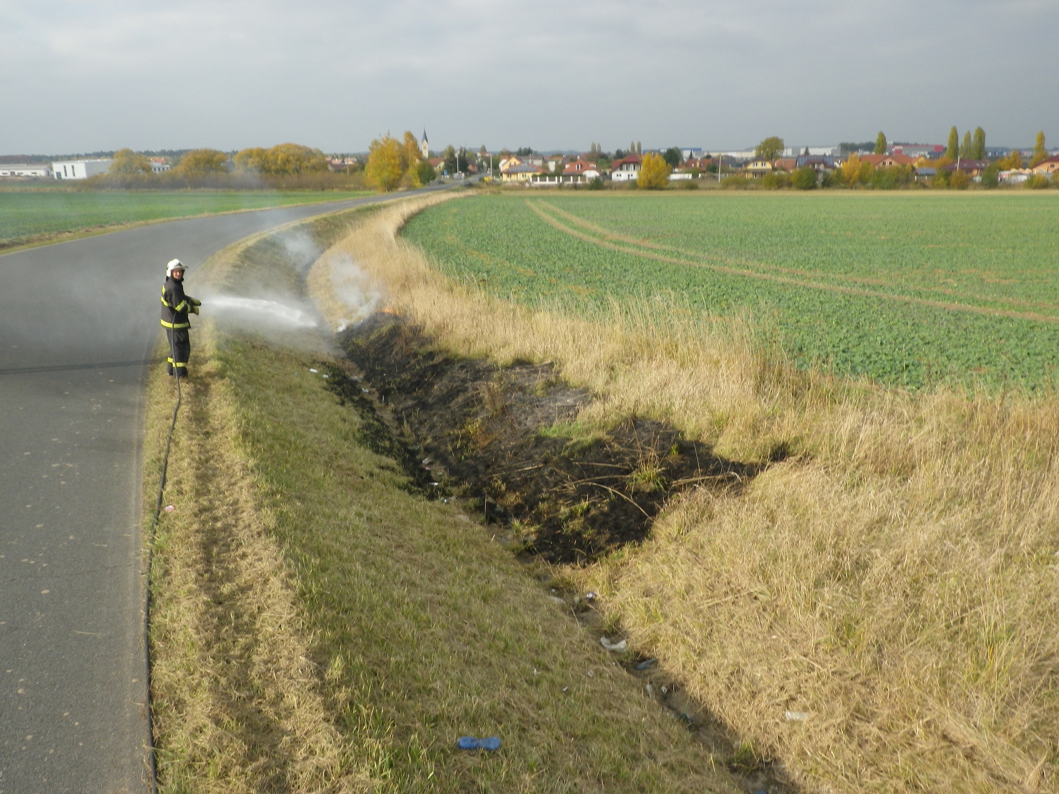 26.10.2015 požár trávy Úherce.JPG