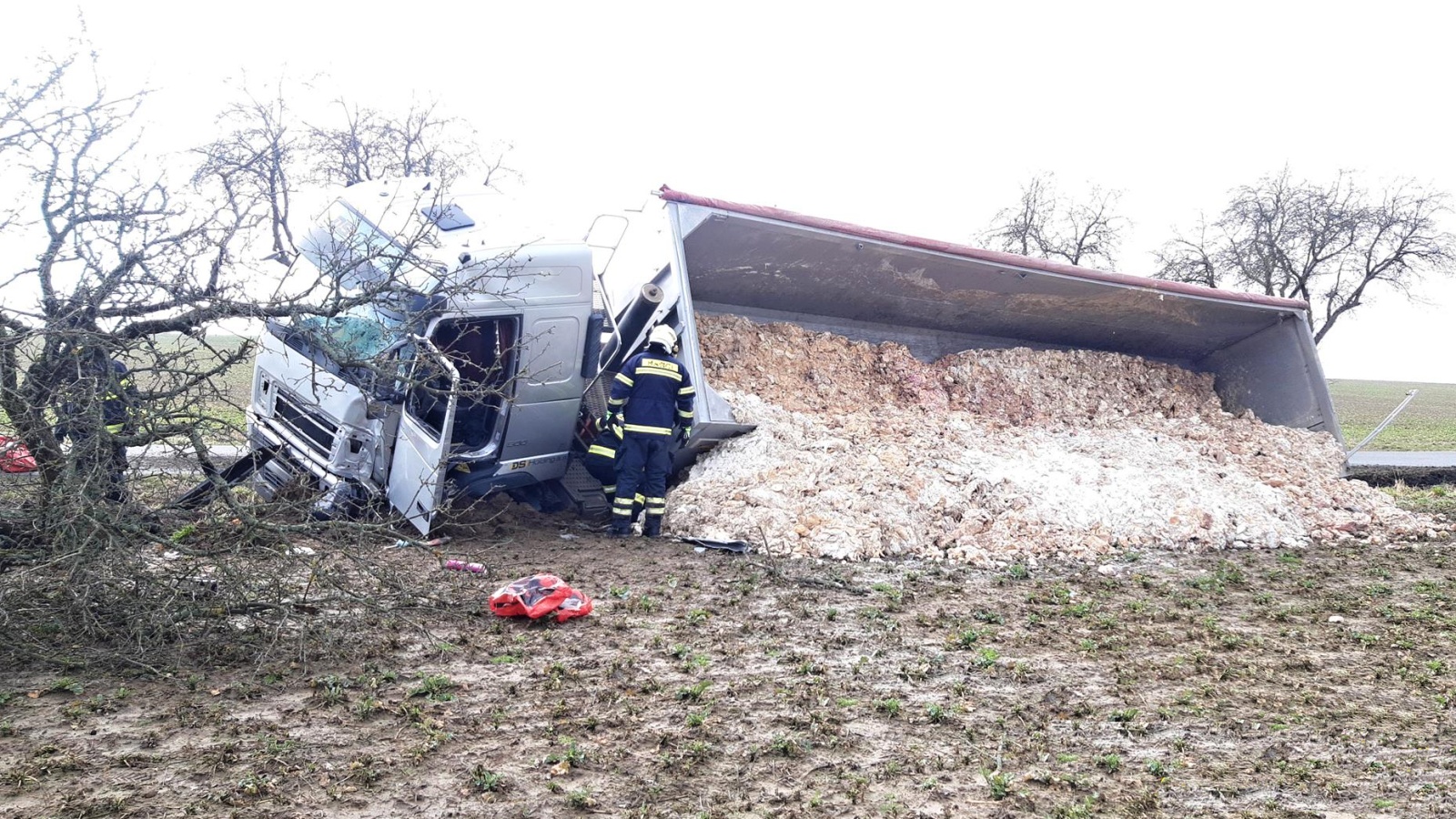 260224-Havárie kamionu s potravinářským odpadem na vedlejší silnici u obce Čistá nedaleko Mladé Boleslavi.jpg