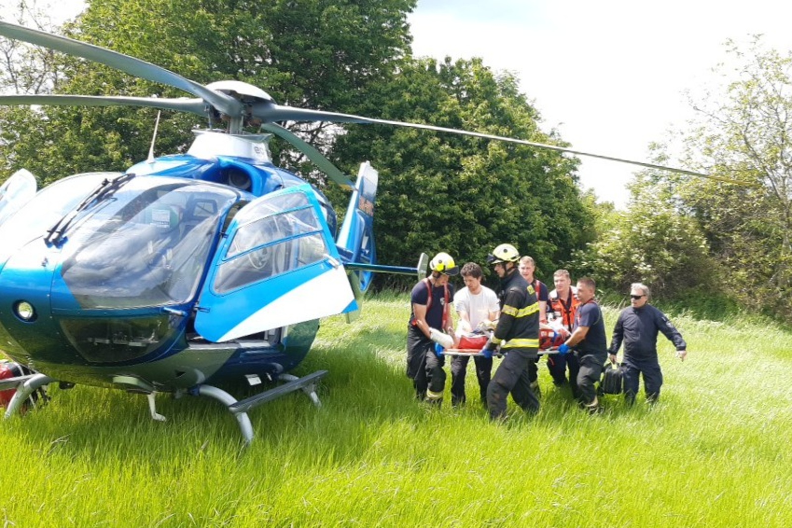 260524-Transport zraněného motocyklisty do vrtulníku po střetu s osobním vozidlem u Netvořic na Benešovsku.jpg