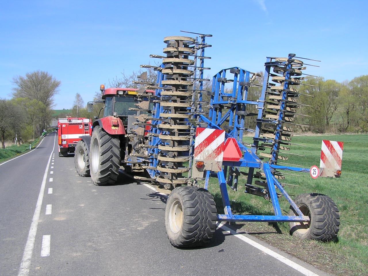 27.4.2015 DN OA x traktor Kokořov.JPG