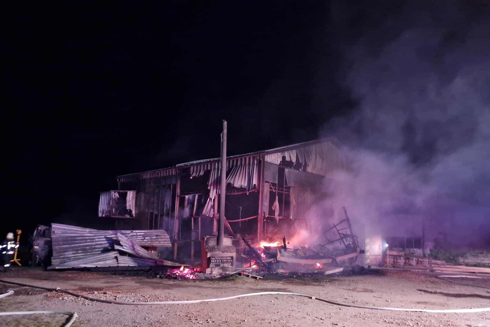 270424-Požár objektu pily v obci Janov nedaleko Kounova na Rakovnicku.jpg