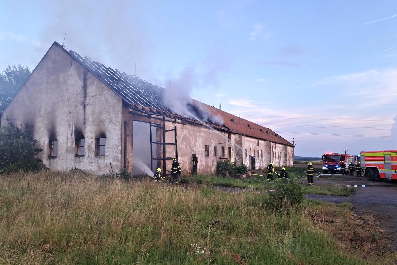 270624-Požár části starší stodoly v zemědělském areálu v Unhošti na Kladensku.jpg