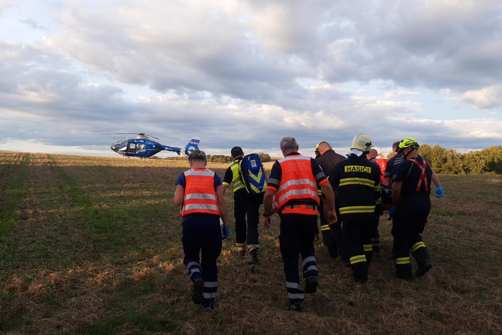 274-Transport zraněného motocyklisty do vrtulníku po dopravní nehodě na výjezdu z Panošího Újezdu do Rakovníka.jpg