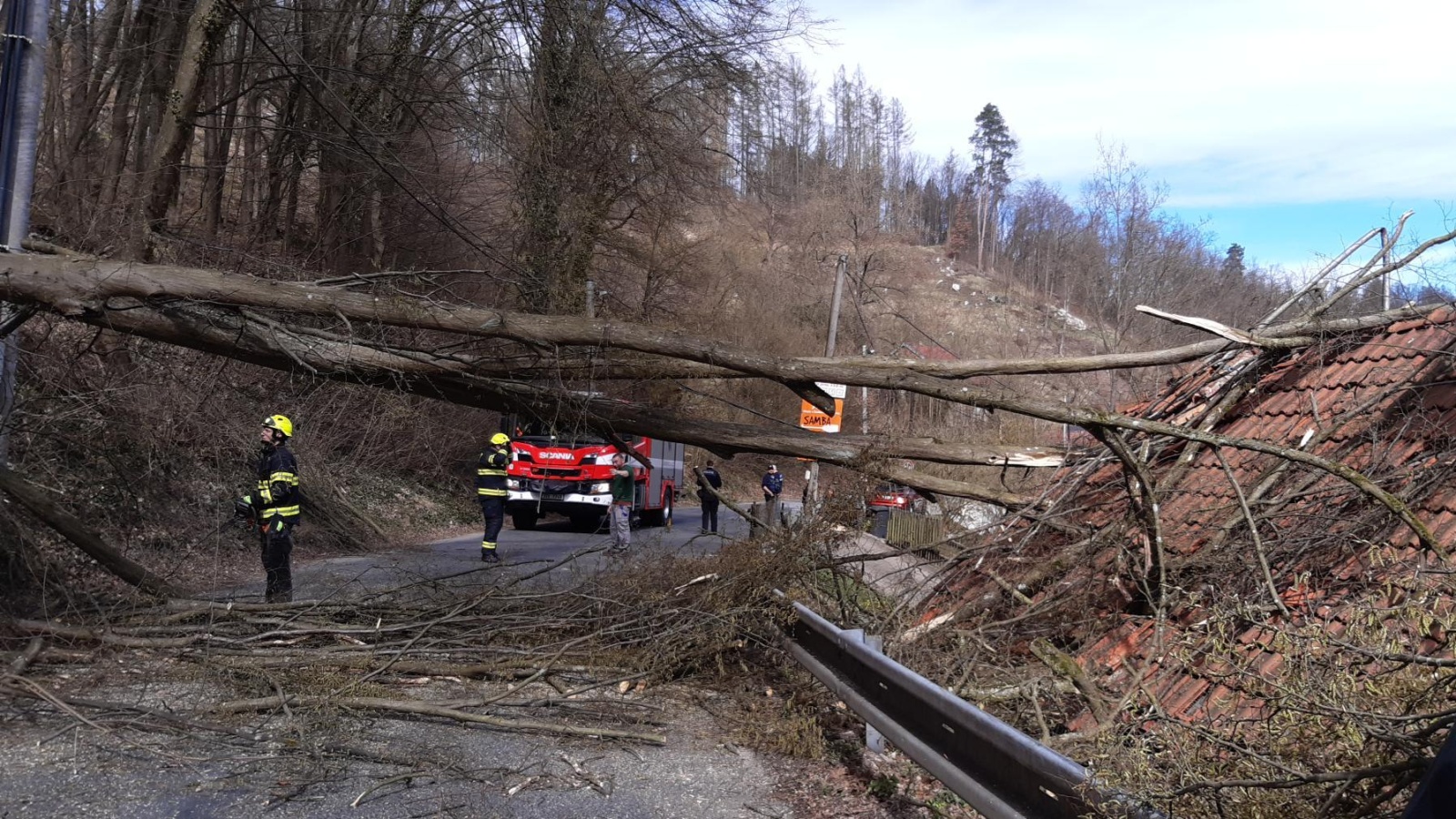 290324-Odstraňování vyvráceného stromu spadlého na rodinný dům v Českém Šternberku na Benešovsku.jpg