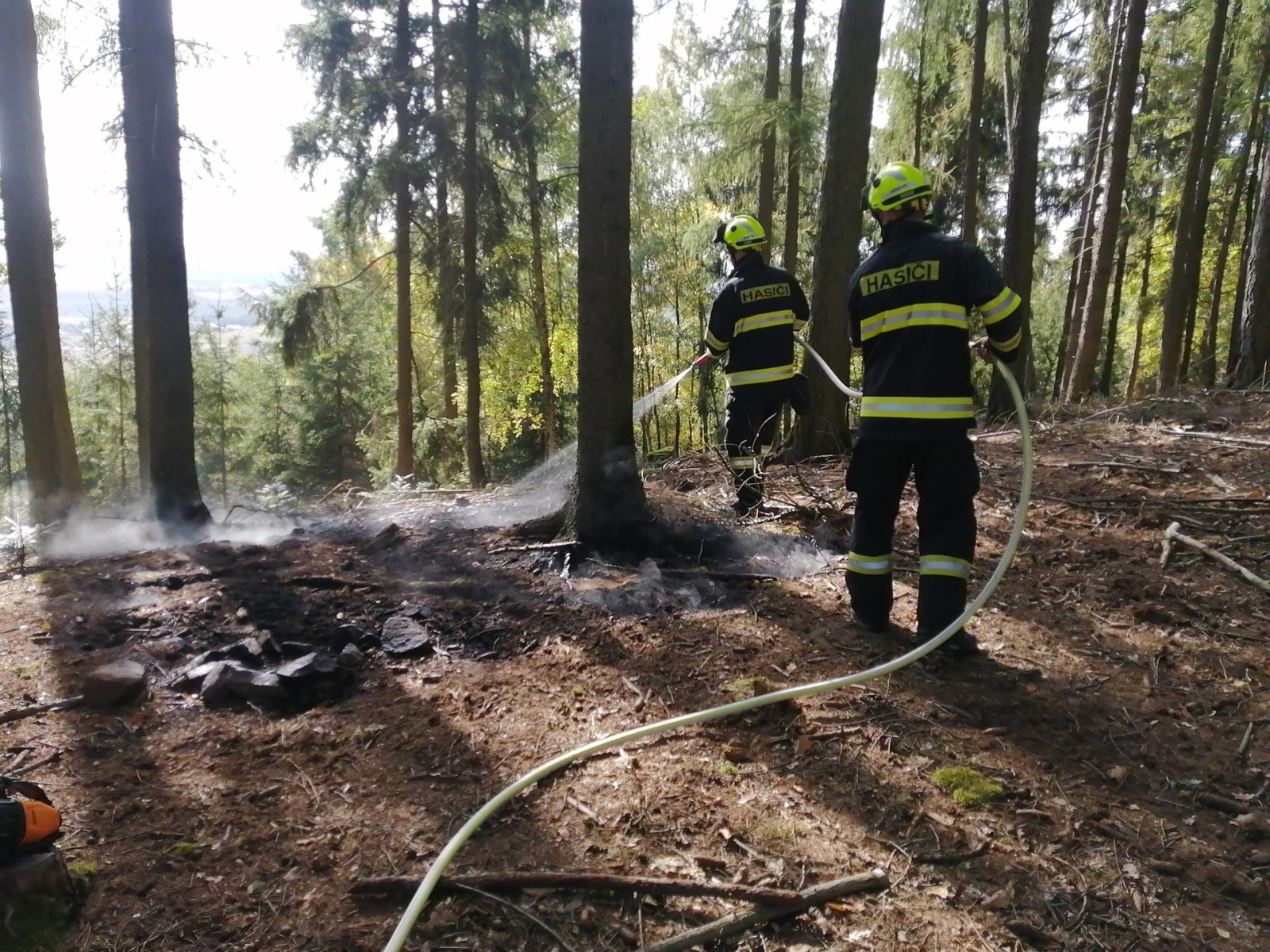 292-Likvidace požáru hrabanky po nedohašeném ohništi u Hluboše na Příbramsku.jpg