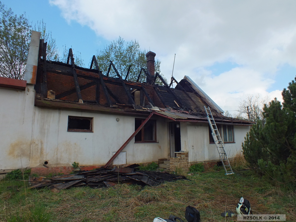 3 11-4-2014 Požár střechy RD Zlaté Hory (3).JPG