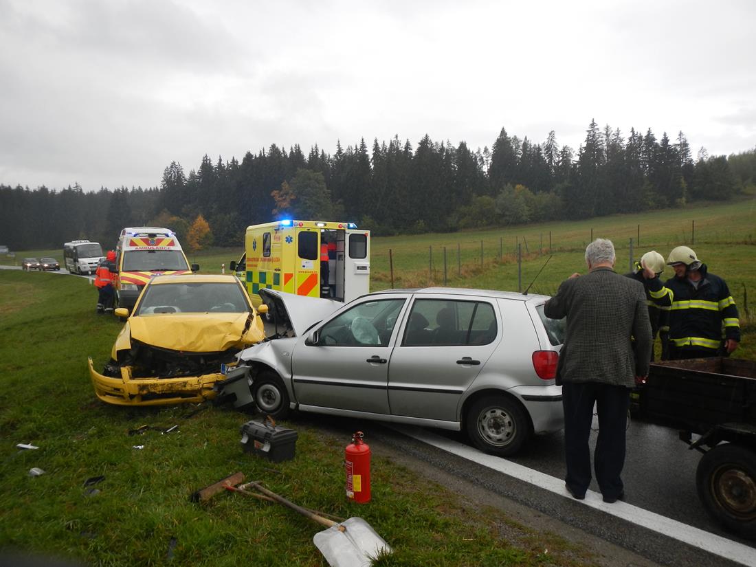 3 Dopravní nehoda 2 OA, Černá v Pošumaví - 7. 10. 2015 (1).JPG