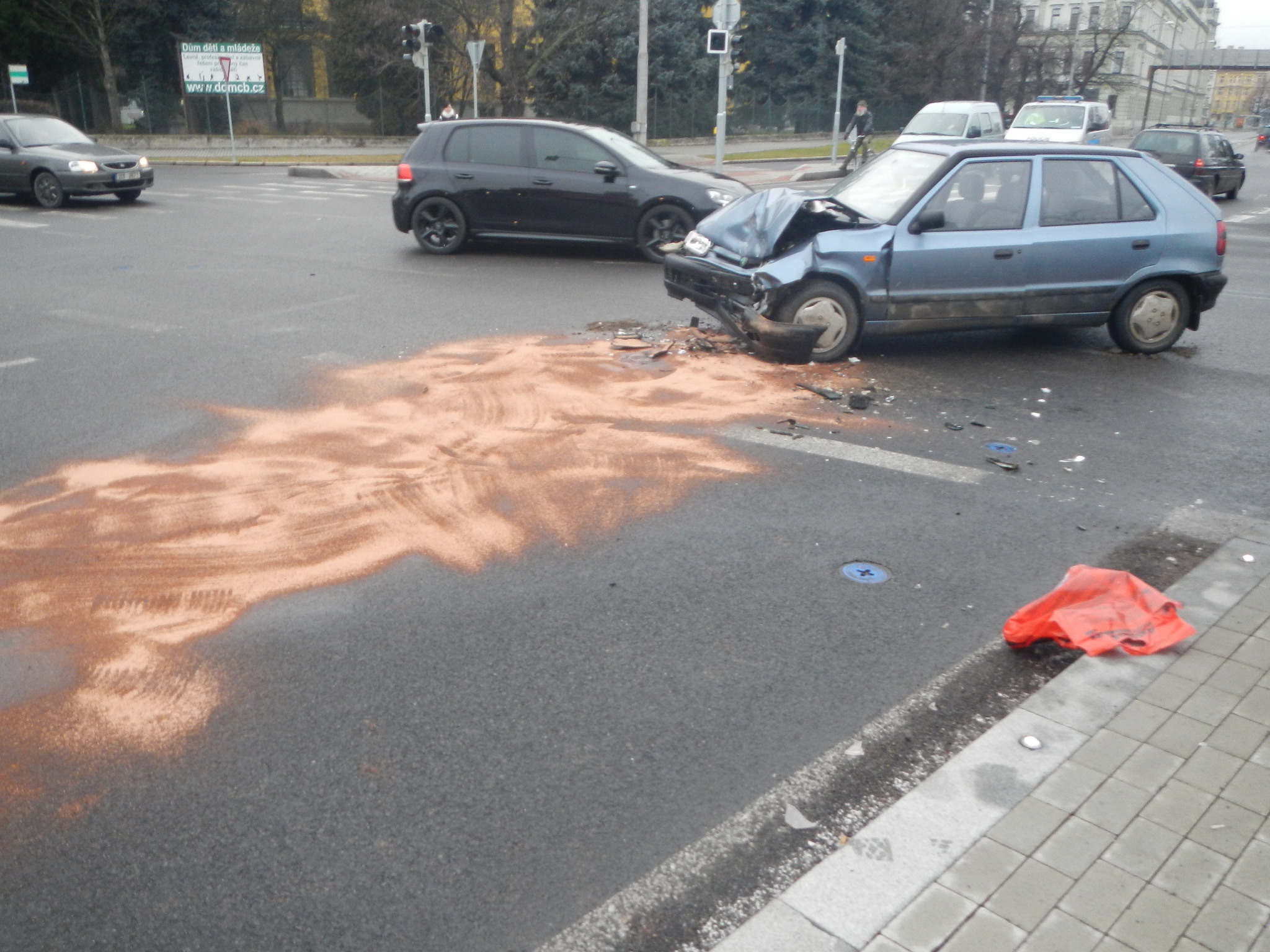 3 Dopravní nehoda 2 OA, České Budějovice - 18. 1. 2014 (1).jpg