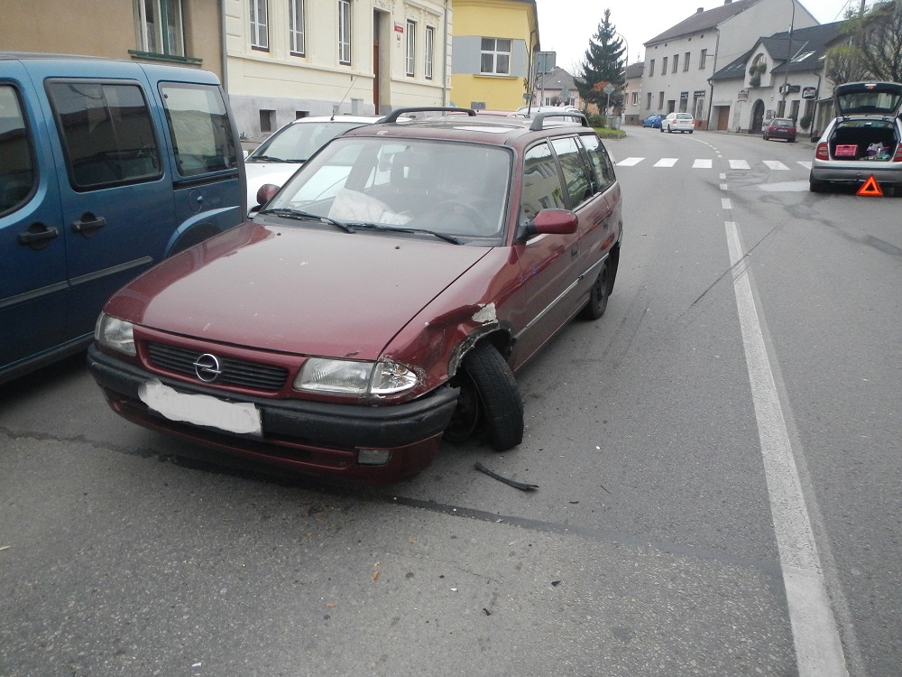 3 Dopravní nehoda 2 OA, Dobrovodská ul, ČB - 27. 11. 2014 (1).jpg