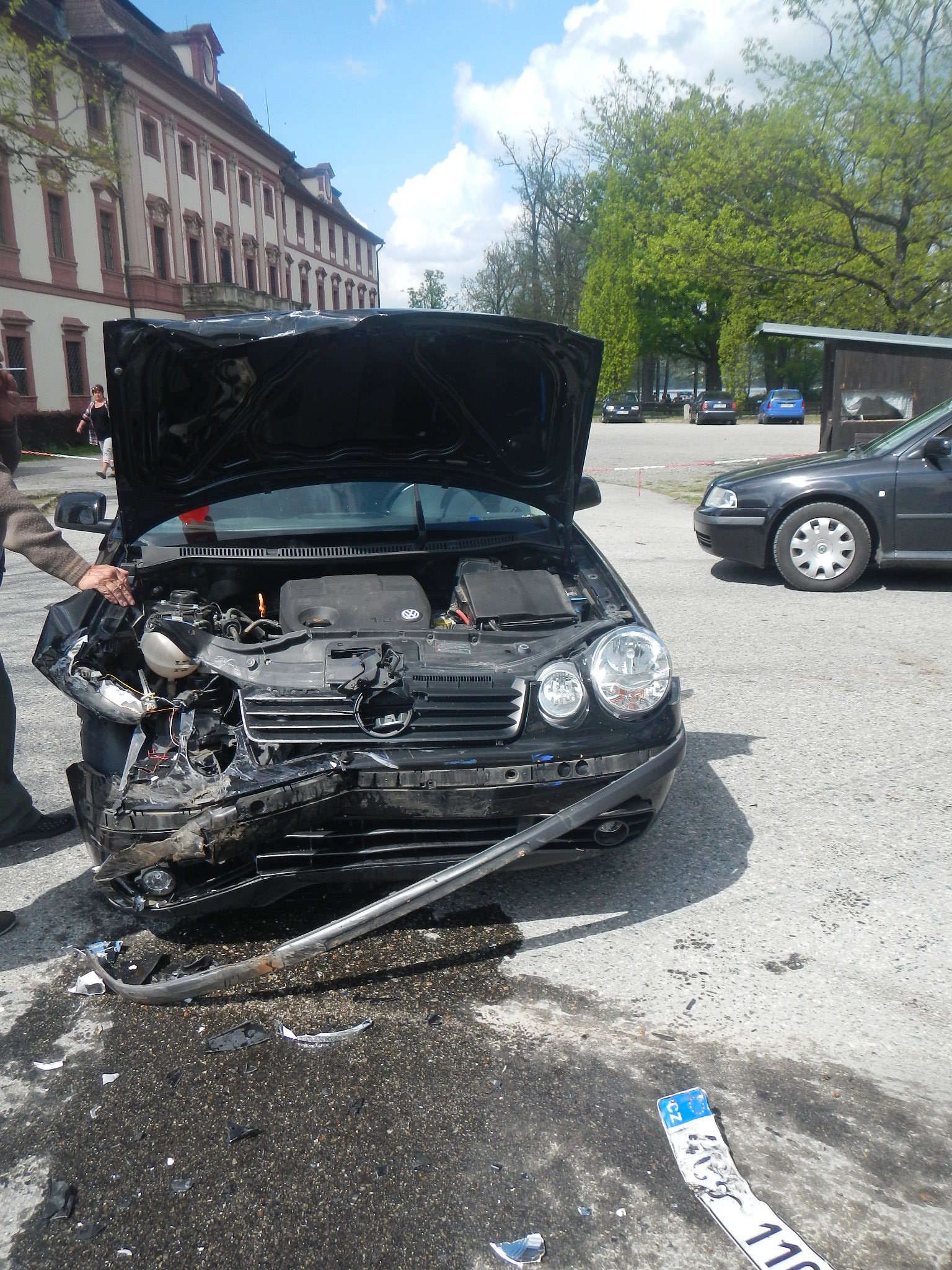 3 Dopravní nehoda 2 OA, Hluboká nad Vltavou - 27. 4. 2014 (5).jpg