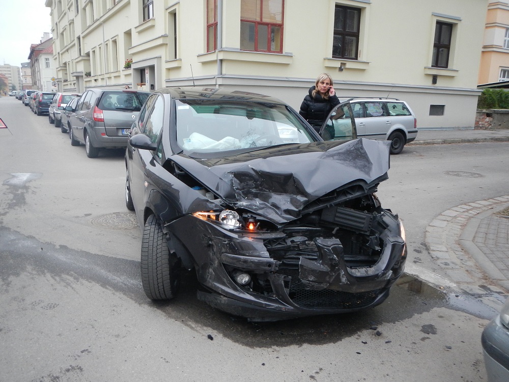 3 Dopravní nehoda 2 OA, Nerudova ul, ČB - 27. 11. 2014 (2).jpg